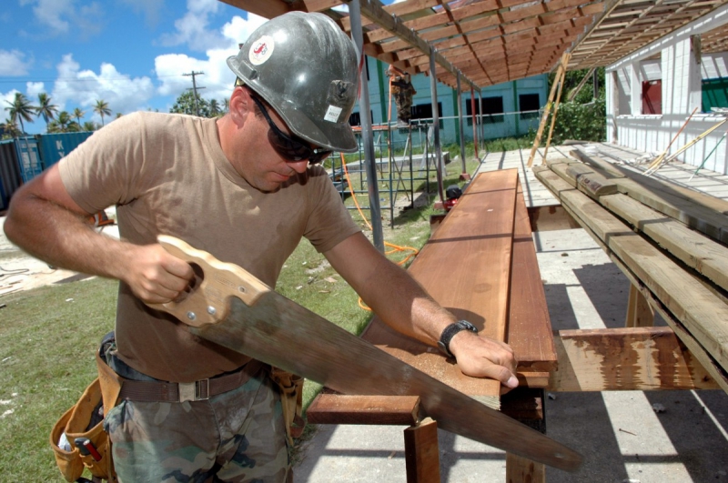 ebeniste-LE BOURGUET-min_worker_construction_building_carpenter_male_job_build_helmet-893290